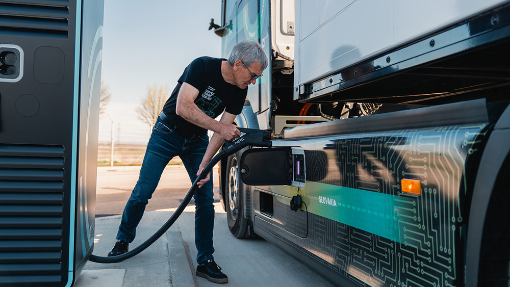  Strom für den Schwerlastverkehr
An 350 unbewirtschafteten und bewirtschafteten Autobahn-Rastanlagen in Deutschland sollen nach den Vorstellungen des Bundesverkehrsministeriums neue Ladestationen für elektrisch betriebene Lkw und Fernbusse entstehen. Foto: Daimler Truck