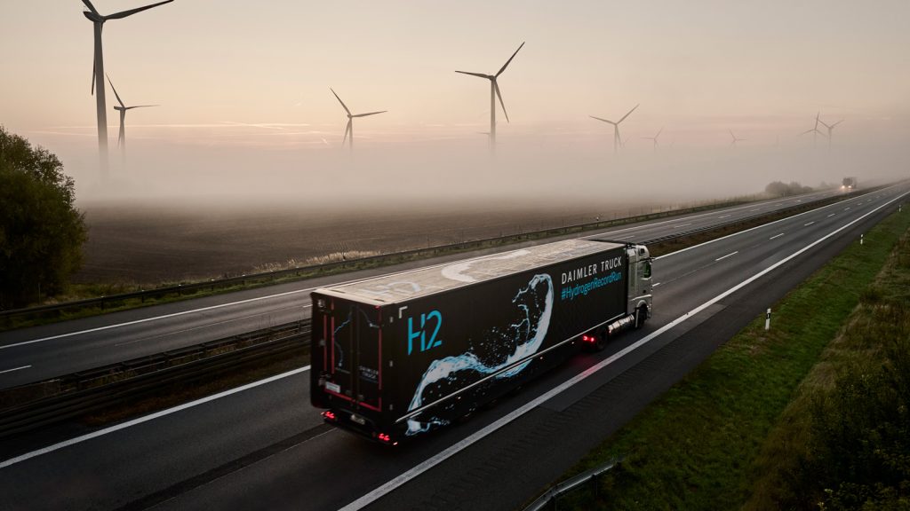 "Wir werden definitiv beide brauchen"
Der batterieelektrische Mercedes eActros ist keineswegs ein Ersatz für den GenH2-Truck mit Brennstoffzelle, sondern nach Überzeugung von Karin Rådström eine Alternative für den Straßengüterverkehr auf der Langstrecke.  