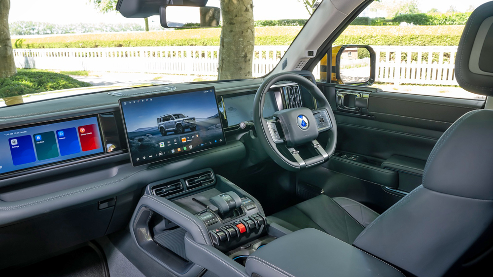Lack und Leder
Das Infotainment-Setup besteht aus einem zentralen 15,6-Zoll-Touchscreen, flankiert von zwei Displays sowie einem Head-up-Display. Belüftete und beheizbare Nappaledersitze mit Massagefunktion und hochwertige Softtouch-Oberflächen vermitteln Oberklasse-Feeling.
