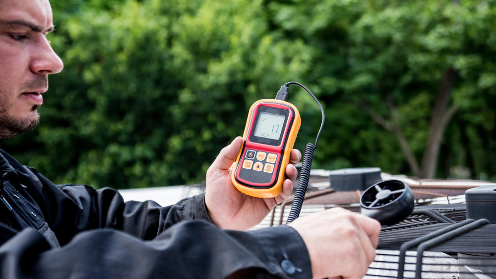 Auf die Sekunde genau
Die meisten Anemometer liefern nicht nur Daten über die Luftgeschwindigkeit in Meter pro Sekunde, sondern auch über den Volumenstrom und die Temperatur. Foto:  https://depositphotos.com/de/       