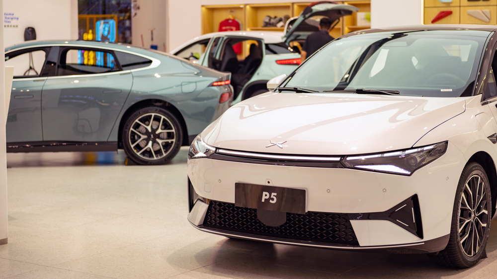 Heute neu, morgen schon ein Ladenhüter
Blick in den Showroom eines XPeng-Händlers in China. Immer mehr neue Modelle mit immer besserer Technik und neuen Features lassen die Halbwertzeit insbesondere von Elektroautos purzeln. Entsprechend gering ist die Nachfrage nach Gebrauchtwagen. 
Foto: https://depositphotos.com/de/       