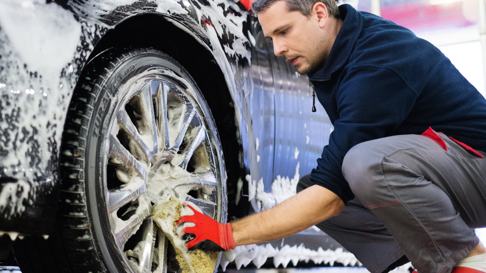 Schuhpflege
Felgen sind ständig Straßenschmutz, Bremsstaub und Salz ausgesetzt. Ohne regelmäßige Reinigung bilden sich hartnäckige Ablagerungen, die den Glanz trüben und langfristig Korrosion fördern können. Fotos: depositphotos.com/de/