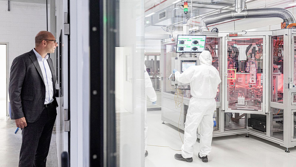 Hoffnungsträger 
Blick in die Batteriefertigung der VW-Tochter PowerCo, wo die prismatische "Einheitszelle" für den Cupra Raval, ID.Polo und Skoda Epiq hergestellt wird. Die Einheitszelle ist flexibel in ihrer Zellchemie und kann von LFP über NMC bis hin zur Feststoffzelle bestückt werden.