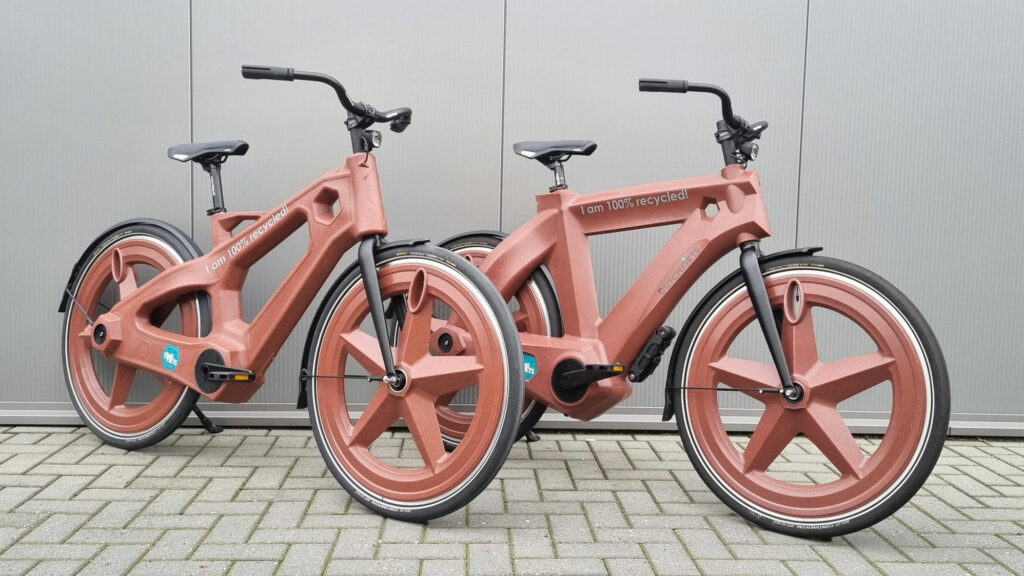 Farbenfroh und nachhaltig
Dutchfiets aus den Niederlanden vertreibt bereits E-Bikes, bei denen die Rahmen und die Laufräder aus recyceltem Kunststoff bestehen. Die erste Serie der leichten Öko-Pedelecs war zu Preisen von knapp 1000 Euro schnell ausverkauft. Foto: Dutchfiets