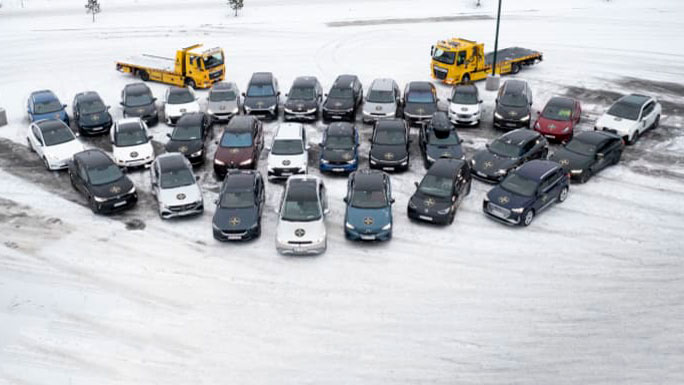 Start zum Reichweiten-Test 
31 Elektroautos verschiedener Hersteller hatte der norwegische Automobilclub zur jüngsten Winterfahrt versammelt. Vorsichtshalber waren auch zwei Abschleppautos mit von der Partie. Foto: NAF 
