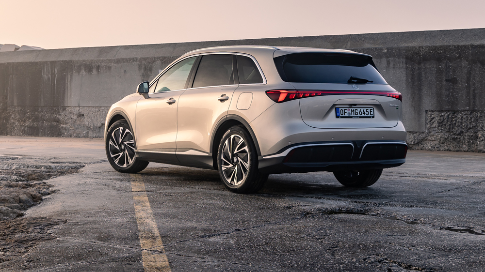 Damit kann man sich sehen lassen
Die Heckpartie des MG S6 erinnert ein wenig an den (etwas kantigeren, aber ähnlich großen) Mercedes EQB. Foto: MG 