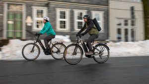 E-Biker im Winter