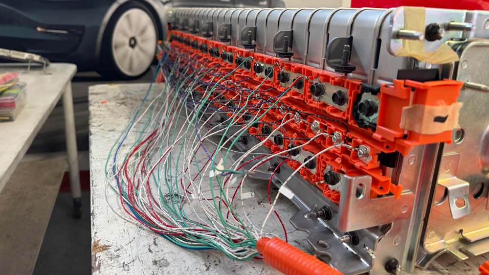 Besser als ihr Ruf
Erst auf dem vierten Platz der Problembauteile eines Elektroautos liegt die Traktionsbatterie. Und meist lässt sich das Problem hier kostengünstig beheben. Auch haben die Elektroautos dann meist schon über hunderttausend Kilometer auf dem Buckel. Foto: EV-Clinic