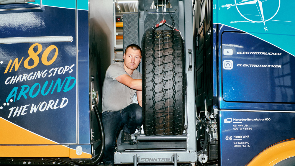 Gelernt ist gelernt 
Wie wechselt man den Reifen auf unbefestigtem Untergrund? Damit sich Wagner im Falle eines Defekts selbst helfen kann, hat er zusammen mit Mechanikern in der Niederlassung von Daimler Truck in Mannheim wichtige Handgriffe trainiert. Foto: Marc Krause
