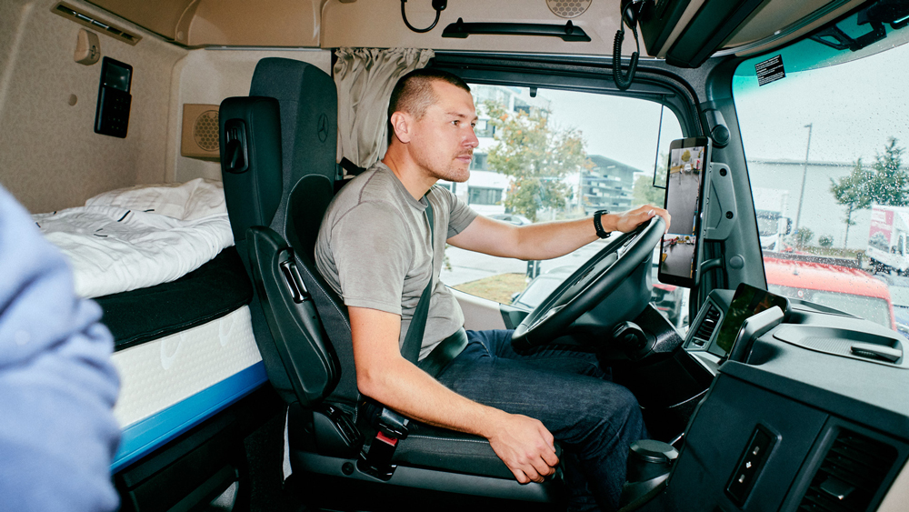 Elektrotrucker aus Leidenschaft 
Tobias Wagner am Steuer seines Mercedes eActros 600, seines Lieblings-Lkws mit Elektroantrieb. 45.000 Kilometer will er damit bei seiner voraussichtlich einjährigen Weltumrundung zurücklegen. Foto: Marc Krause