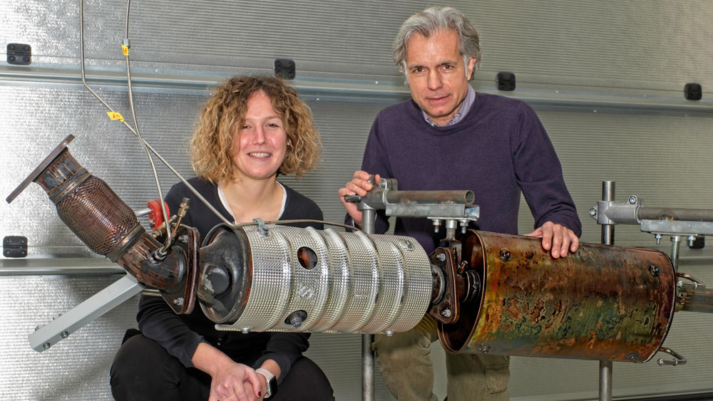 Kat braucht Aufwärmtraining 
Viola Papetti und Panayotis Dimopoulos Eggenschwiler von der Eidgenössischen Material-Prüfungsanstalt berechneten, wann ein Katalysator in einem Plug-in-Hybridauto nach einem Kaltstart zu arbeiten beginnt. Ergebnis: Es dauert, bis er funktioniert. Bild: Empa