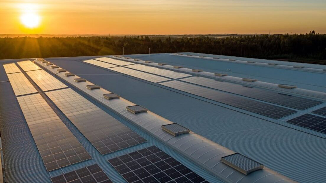 Solaranlage auf einem Logistikzentrum 
Auf über 500 Gewerbebauten hat Enviria seit der Gründung 2013 Photovoltaikanlagen mit einer Gesamtleistung von 100 MWp geplant und installiert. Nun erweitert der Dienstleister das Angebot auf Stromspeicher und den Aufbau von Ladestationen für Elektro-Laster. 