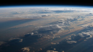 Sonnenaufgang über der Philippinischen See. Blick von der Internationalen Raumstation ISS.