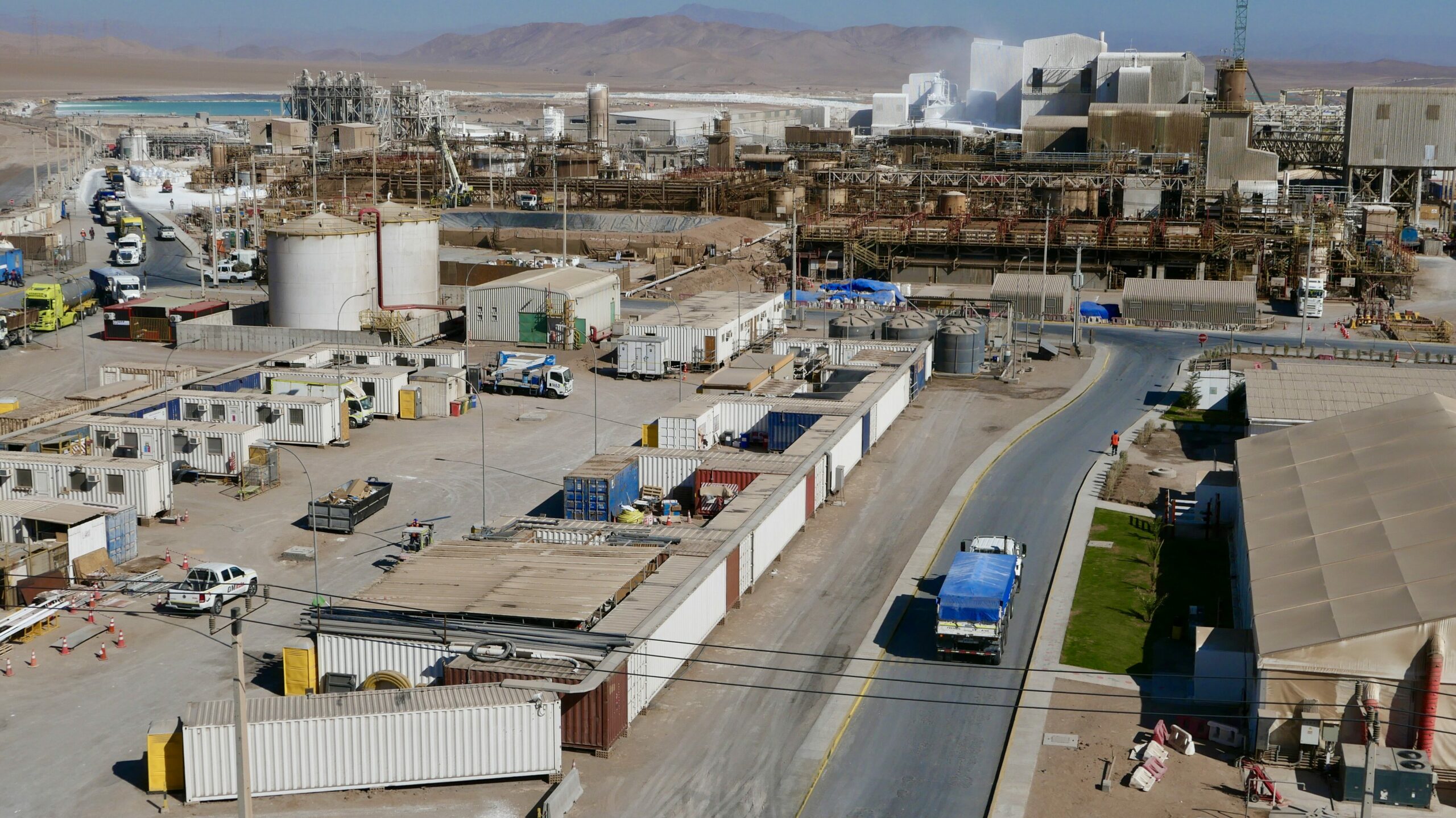 Lithium-Raffinerie von SQM im chilenischen Antovagasta 
Aus dem flüssigen Lithiumchlorid werden in der riesigen Fabrik nahe des Pazifik pro Jahr aktuell 120.000 Tonnen Lithiumcarbonat und gut 20.000 Lithiumhydroxid gewonnen. Erweiterungen der Anlage werden gerade vorbereitet.    