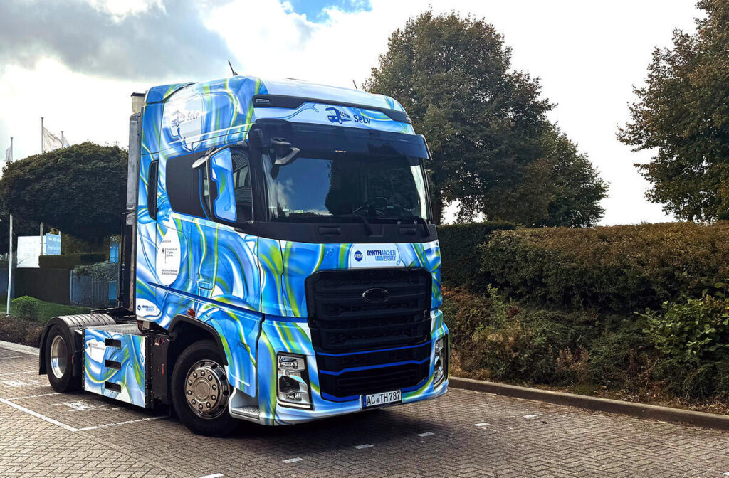 Über 1000 Kilometer Reichweite 
Im Forschungsprojekt „SeLv“ hat Kampker mit seinem PEM-Team und externen Experten einen elektrischen Antriebsstrang mit 460 kW Leistung für eine schwere Zugmaschine entwickelt, der eine 368 kWh-Batterie mit einer Brennstoffzelle kombiniert.  