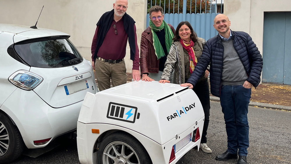 Fit für die Fernfahrt 
Der Renault Zoe kommt mit einer Ladung seines 52 kWh großen Akkus etwa 350 Kilometer weit. Der 60 kWh-Stromspeicher im Trailer soll wenigstens weitere 300 Kilometer für die Fernfahrt hinzufügen, versprechen die Gründer des Start-ups Fa-a-day. Fotos: Far-a-day  