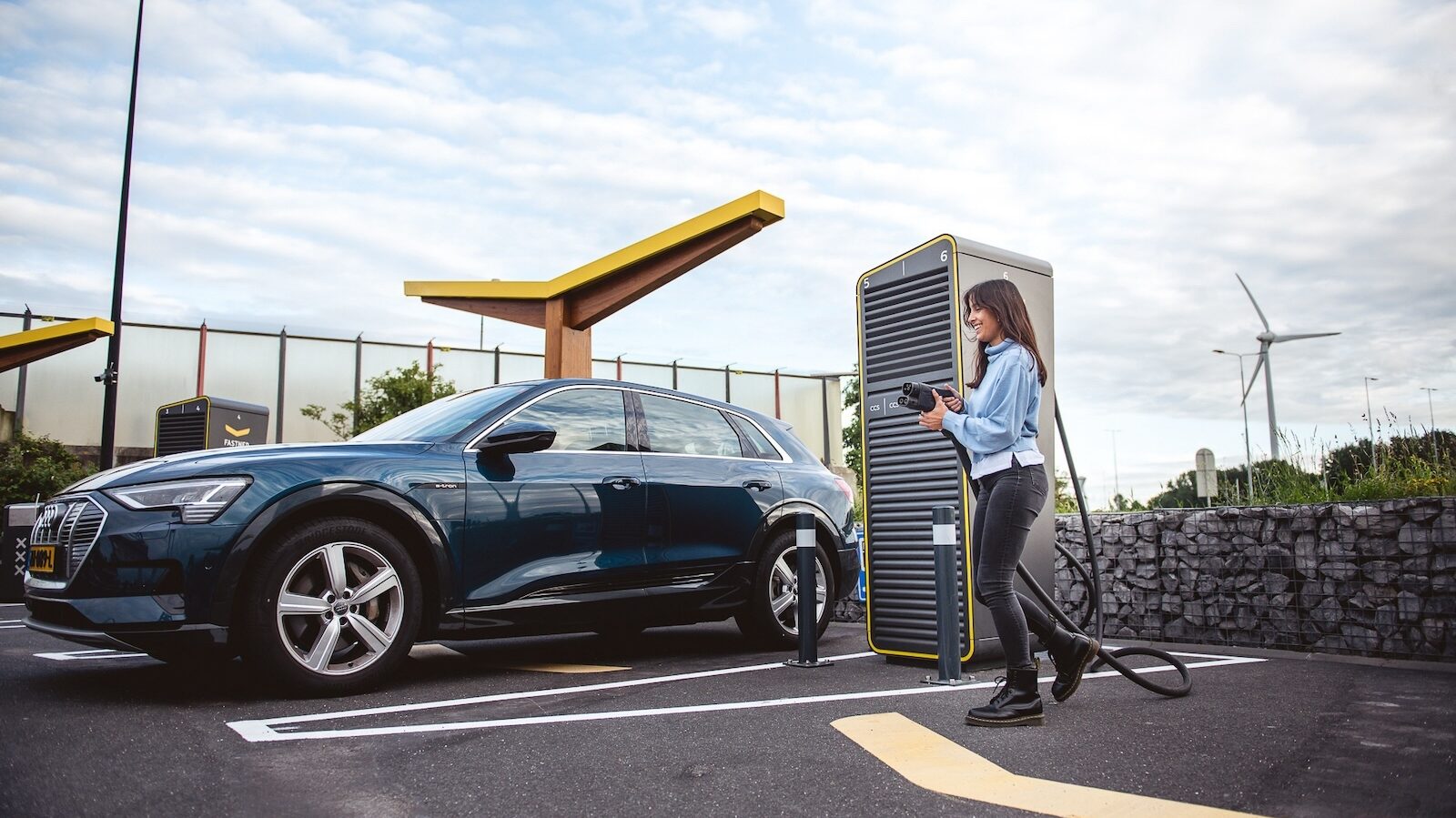 Gelbe Wegmarken
Mit ihren ikonischen gelben Dächern fallen die Schnellladestationen von Fastned auf. Die börsennotierten Niederländer sind allerdings keine Billigheimer: Ohne Vertrag kostet die Kilowattstunde hier 69 Cent. Foto: Fastned