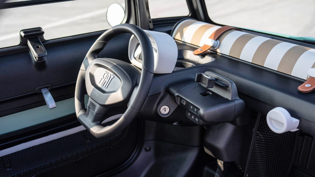 Strandtuch an Bord 
Der Innenraum des Fiat Topolino ist wie der seiner Schwestermodelle Opel Rocks und Cirtroen Ami spartanisch ausgestattet. Dafür finden sich in der italienischen Version aber einige witzige Details. 