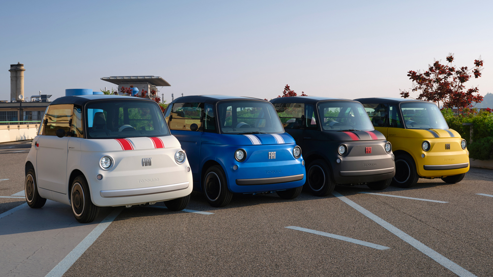 Startaufstellung 
In zunächst vier Farben wird die Sportvariante des Fiat Topolino angeboten. Immer mit Rallyestreifen und einem schwarzen Interieur.