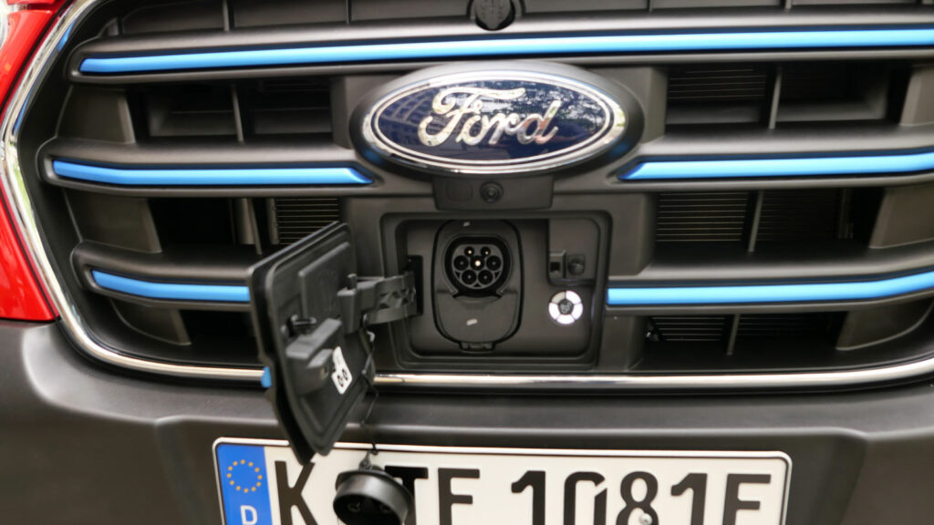 115 kW müssen genügen 
Unter der Ford-"Pflaume" versteckt sich der Lade-Port. Die Positionierung wurde ebenso lange diskutiert wie die Höhe der Ladeleistung. Man einigte sich schließlich auf 11 kW AC und 115 kW am Gleichstrom-Lader. Fotos: Rother 