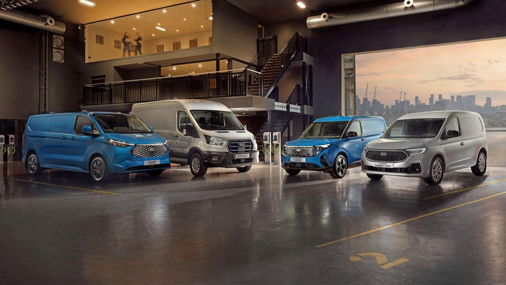 Vier unter Strom 
Mit dem E-Transit Custom, dem E-Transit, dem E-Transit Courier und dem Transit Connect PHEV (v.l.) bietet Ford Pro Gewerbetreibenden eine breite Palette von Transportern mit voll- und teilelektrifizierten Antrieben. Fotos: Ford  