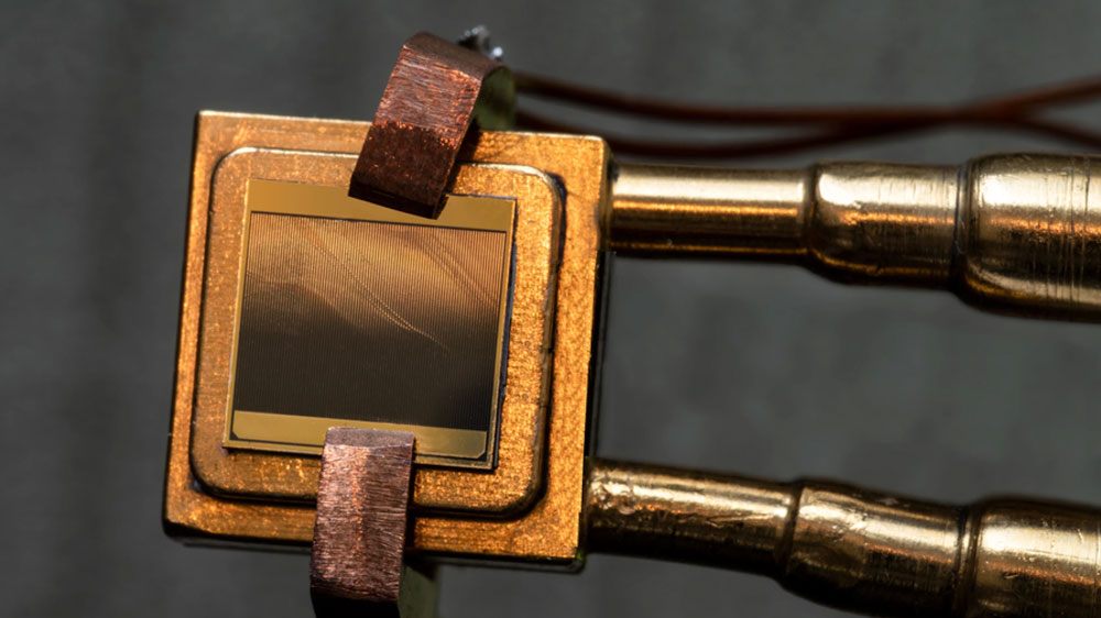 Wärme wird zu Strom
Forscher des MIT unter der Leitung von Asegun Henry stellten eine thermophotovoltaische Festkörper-Wärmekraftmaschine vor, die bei höheren Temperaturen betrieben werden kann und mehr Strom aus Wärme gewinnt als eine Dampfturbine. Foto: MIT