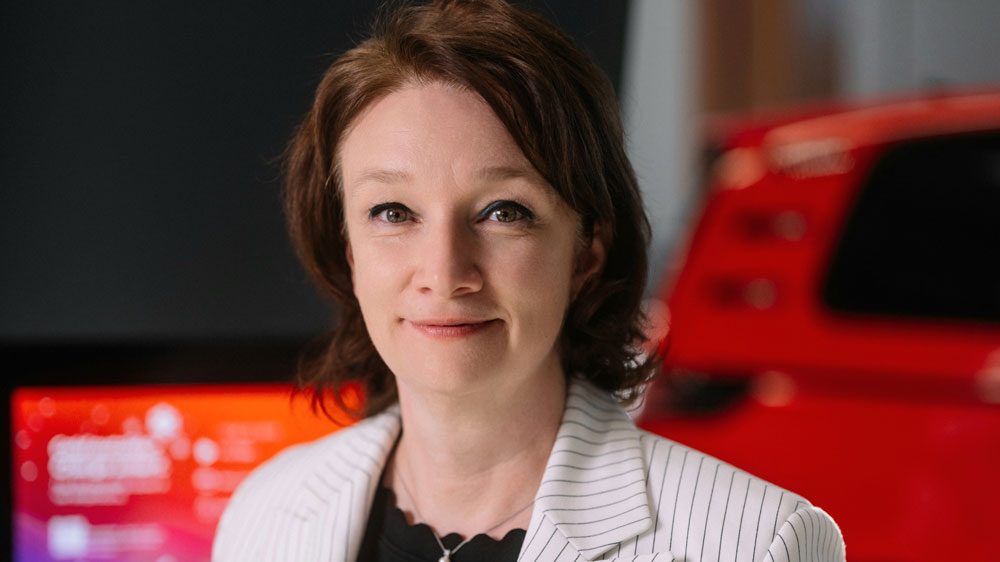 Lioudmila Simon
Dir promovierte Volkswirtin aus Eitorf treibt als Vice President Innovation Development bei der E.ON Group Innovation GmbH die Entwicklung des Elektroautos als Teil eines Energie-Ökosystems voran. Foto: Victor Strasse für E.ON