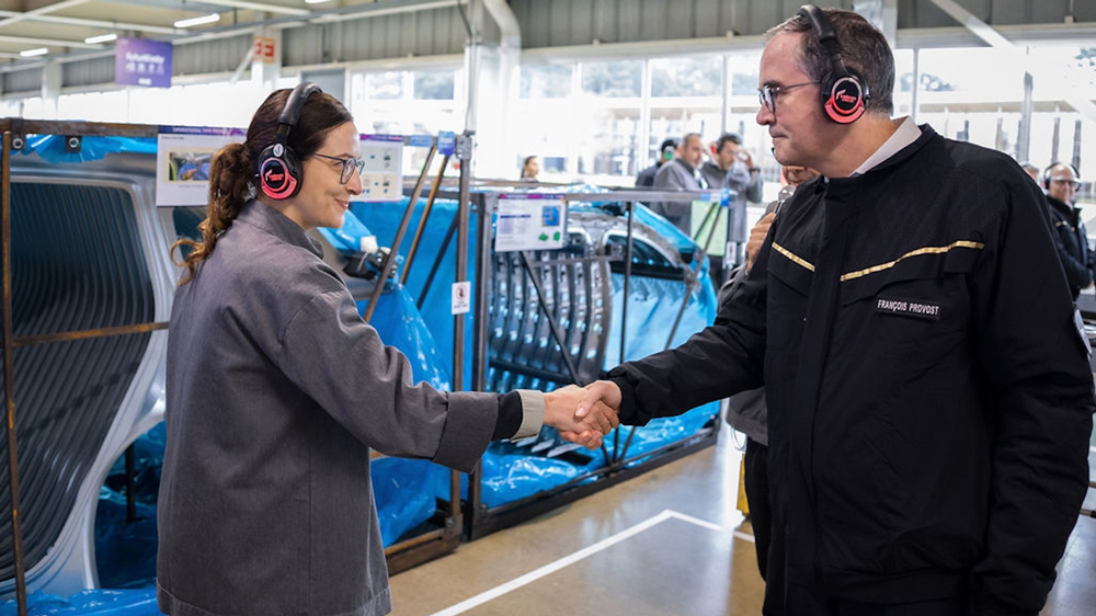 Handreichung 
Renault-Konzernchef François Provost beim Besuch in der hochmodernen Fertigungsanlage im brasilianischen Curitiba. 