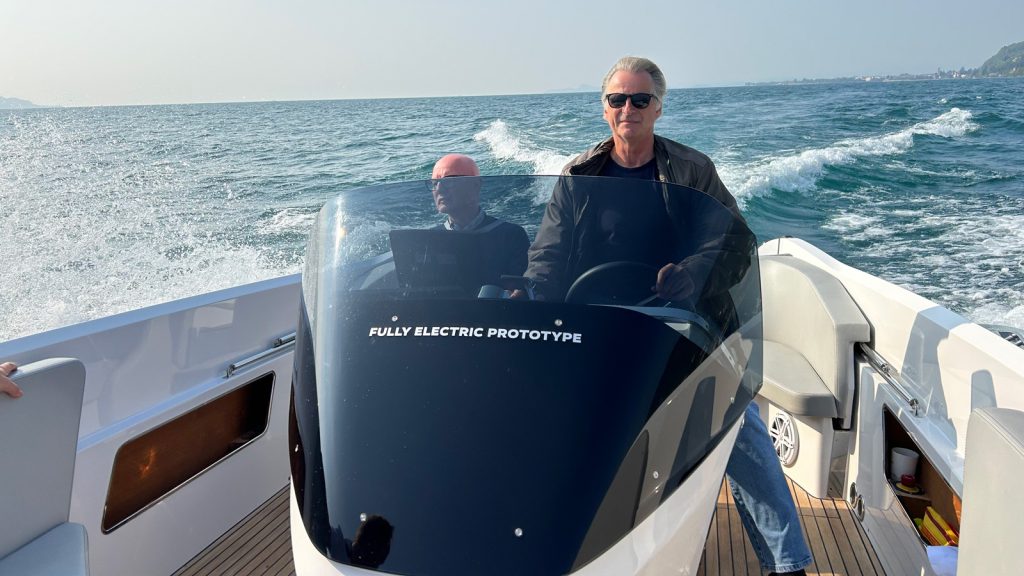 Unter Strom 
Unser Autor bei der Testfahrt mit der 850 Fantom Air auf dem Gardasee. 