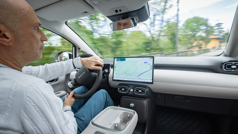 Handzahm
Die Lenkung ist kein Muster an Direktheit. Das Fahrwerk mit der McPherson-Achse vorne und der Verbundlenkerachse hinten sowie 17-Zoll-Rädern mit 215er-Bereifung ist komfortabel abgestimmt, es steckt Fahrbahnunebenheiten gut weg.