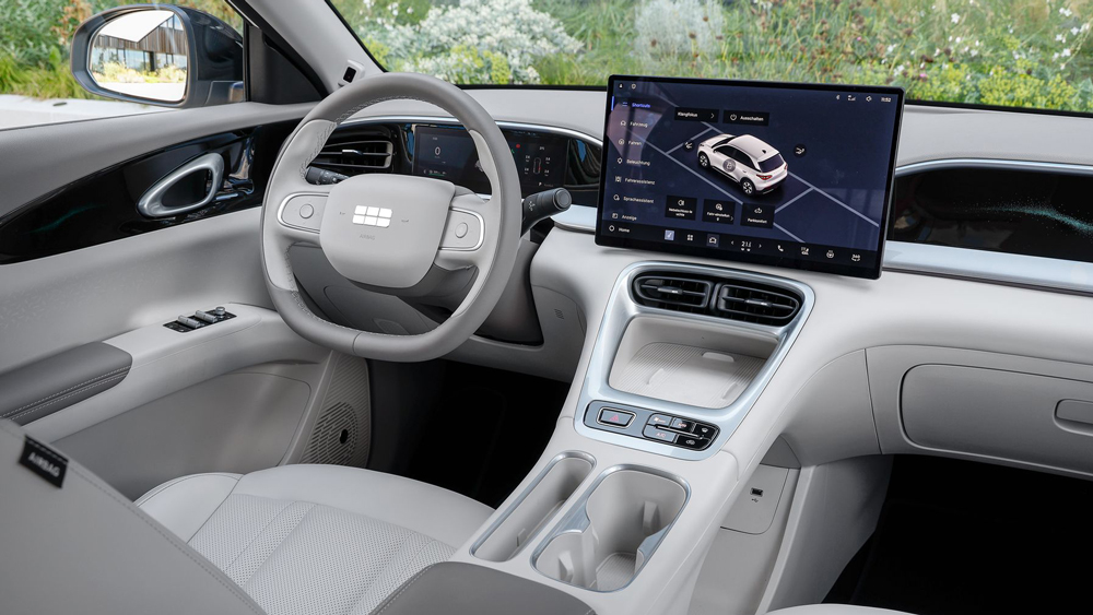 Tesla lässt grüßen
Das Infotainment mit dem 8,8 Zoll großen digitalen Instrumentendisplay und dem 14,6 Zoll großen Touchscreen ist Tesla nachempfunden. Das bedeutet: wenige „echte“ Bedienelemente, etwa für Klimafunktionen, den Warnblinkschalter oder am Lenkrad.
