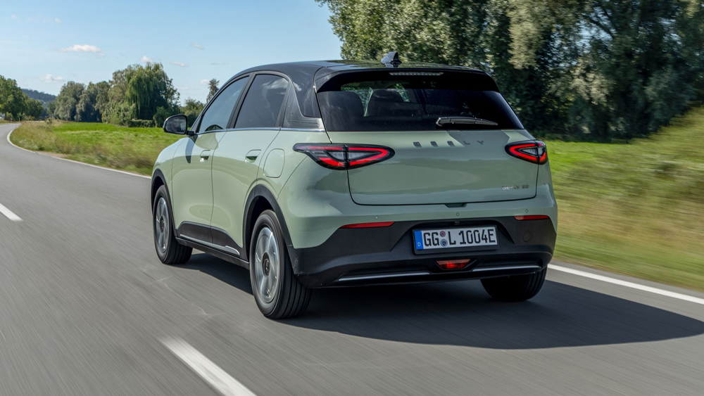 "Max"-imal-Lösung
Wer die Topversion wählt, bekommt für 23.990 Euroeinen 85 kW oder 116 PS starken Motor sowie eine 47,14-kWh-Batterie, dazu eine üppige Ausstattung, zu der unter anderem eine Sitzheizung vorne, Lenkradheizung und eine elektrische Heckklappe zählen.
