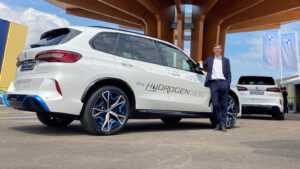BMW-Manager Jürgen Guldner am iX5 Hydrogen