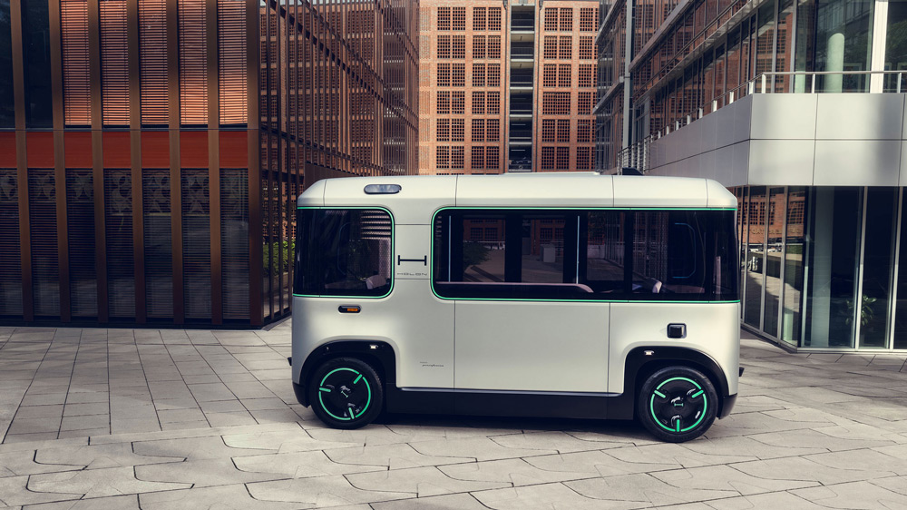 Designed by Pininfarina 
Der fünf Meter lange Holon Urban sieht auf den ersten Blick aus wie eine große Kiste auf Rädern. Dadurch wird der Raum perfekt genutzt, um bis zu 15 Passagiere transportieren zu können. Auch eine Rampe für Rollstuhlfahrer ist vorgesehen. Foto: Benteler