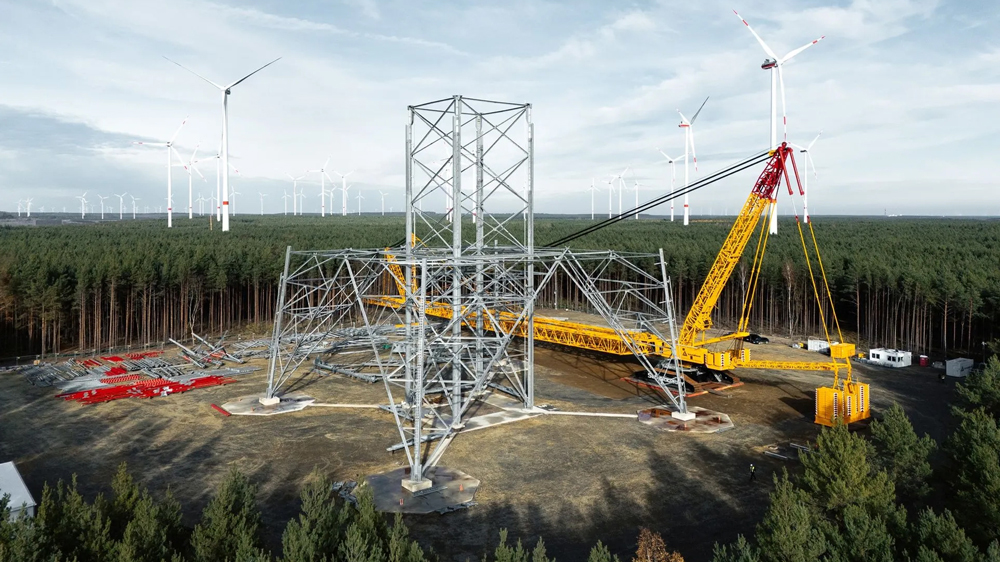 Hoch hinaus
Bis zu einer Höhe von 365 Metern sollen die Rotorblätter der Höhenwindenergieanlage reichen, die derzeit in Schipkau in der Lausitz entsteht. Weil der Wind in solchen Höhen kräftiger und beständiger bläst, wird die großtechnische Anlage nach der Erwartung der Konstrukteure wesentlich mehr Strom erzeugen als herkömmliche Windmühlen - und viele davon überflüssig machen. Die Inbetriebnahme ist für den Herbst geplant. Das Foto zeigt den Stand der Arbeiten im Mai. 