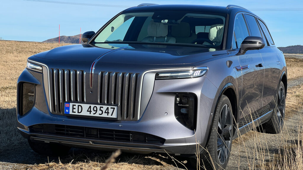 Bulliger Auftritt
Der Fullsize-SUV E-HS9 ist Hongqis Topmodell - in China wie in Europa. Mit einer 99 kWh-Batterie kommt der Siebensitzer bis zu 465 Kilometer weit, in einer "Long-Range-Version mit 120 kWh-Akku bis zu 515 Kilometer. Zu Preisen ab 80.000 Euro in Deutschland.