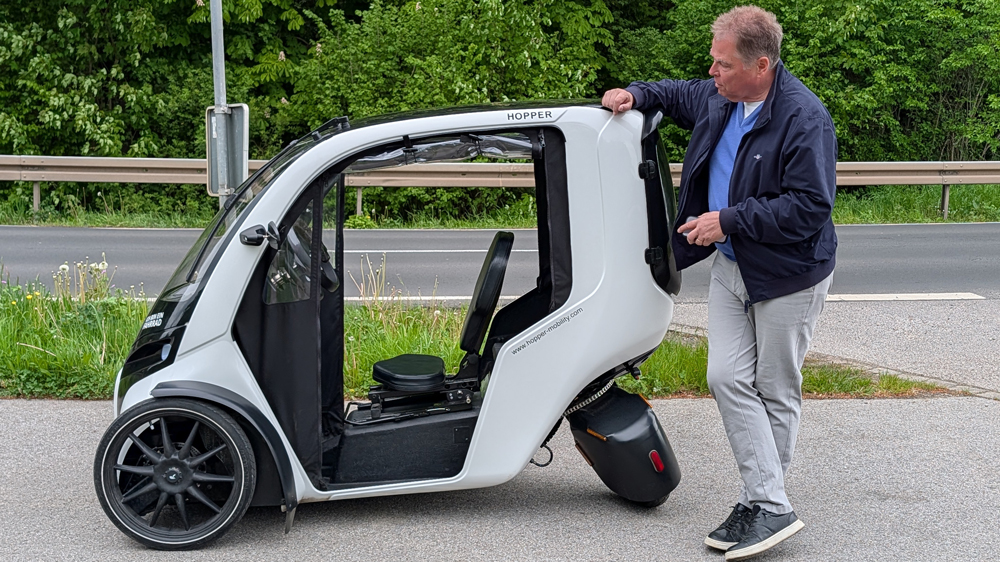 Auf drei Rädern über den Radweg
In der Kunststoffkabine des Hopper Passenger ist Platz für zwei Menschen. Der 125 Liter große Kofferraum fasst ihre Einkäufe. 