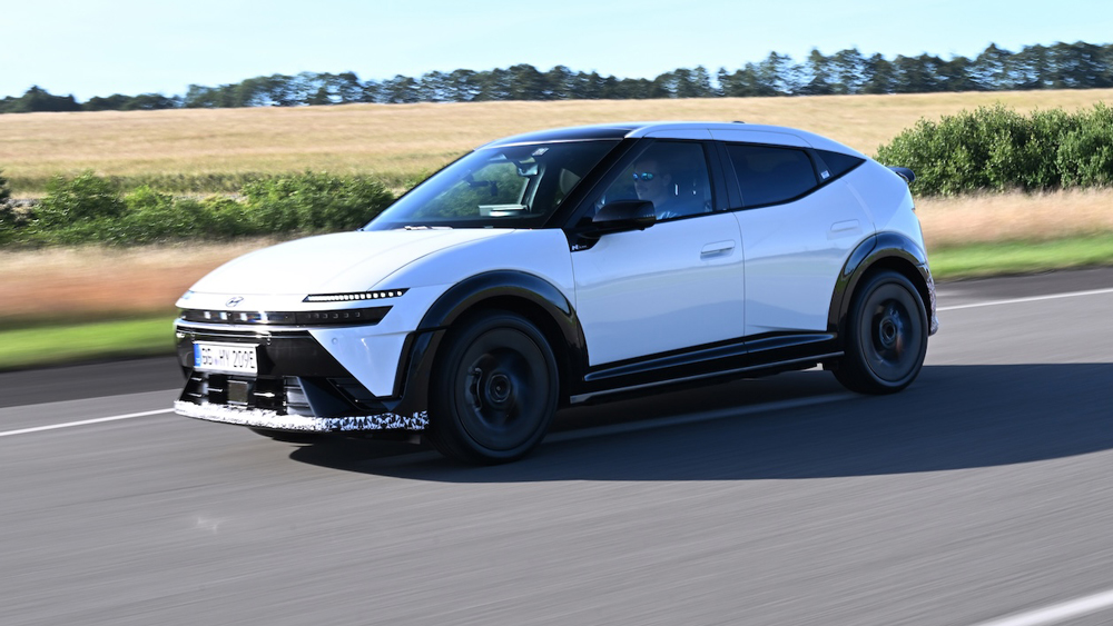 Feiner Kompromiss
Der Ioniq 3 steht flacher und gestreckter da als viele elektrische Mini-SUV - und das Schwestermodell Kia EV2. Er wirkt auch aerodynamischer als klassische Kleinwagen und bietet trotzdem ein erstaunlich luftiges Raumgefühl.