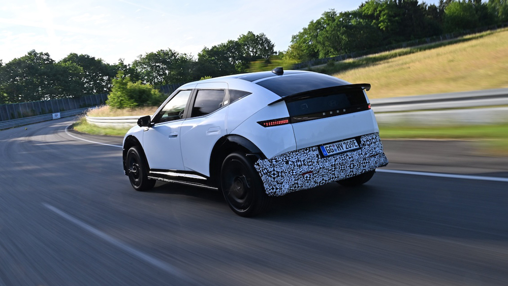 Scharfe Kante 
Der Heckspoiler lässt den Hyundai Ioniq 3 sportlicher aussehen als er in der Basisversion tatsächlich ist. Mit der geplanten N-Version könnte sich das allerdings schon bald ändern.  
