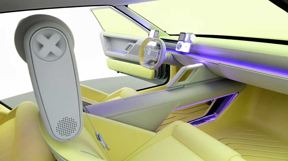 Schöne neue Welt
Freundliche Farben und originelle Ideen präsentiert der Concept Three auch im Innenraum. Wie etwa zwei Monitore, die sich verschieben lassen und - Designer lieben sie - hinten angeschlagene Türen für die Fondpassagiere. Fotos: Hyundai 