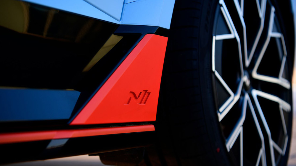 Ein Satz mit N 
"N" steht beim Topmodell des Hyundai Ioniq 5 auch für "Nürburgring" oder "Nordschleife": Die meisterte er 2024 bei einem Test in einer Rundenzeit von 7.45,59 Minuten. Auch als Ringtaxi wird der Sport-Stromer inzwischen eingesetzt. 