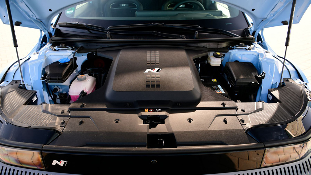 Frunk statt Ventildeckel 
Unter dem Plastikdeckel mit dem N-Logo verbirgt sich nicht der Motor, sondern eine Schale für die Aufnahme des Ladekabels.