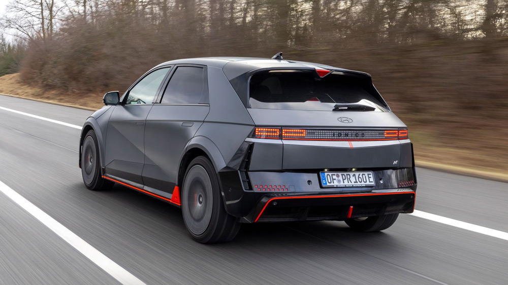 Dezent ist anders 
Mit großem Heckspoiler und farbig abgesetzten Anbauteilen signalisiert der Hyundai 5 N Sportwagen-Charakter - und anderen motorisierten Verkehrsteilnehmern, dass mit ihm bei Überholmanövern nicht zu spaßen ist. Fotos: Hyundai  