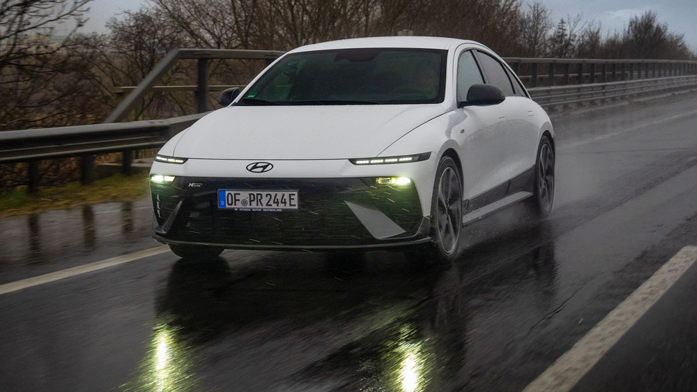 Raus in die Kälte 
Elektroautos lieben frühsommerliche Temperaturen, Temperaturen um den Gefrierpunkt schmecken ihnen nicht. Der Hyundai Ioniq 6 schlägt sich auf der Testfahrt von Kroatien nach Polen trotzdem achtbar, dank eines großen Akkus und hoher Ladeleistung.  
