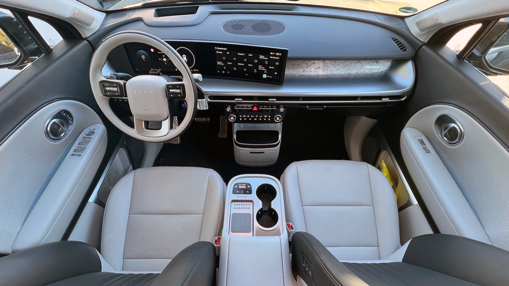 Hochflexibel
Als praktisch erweist sich dabei die verschiebbare Mittelkonsole zwischen den Vordersitzen. Sie kann mit einem Handgriff so weit zurückgeschoben werden, dass sie auch von den Passagieren der zweiten Reihe erreicht werden kann.