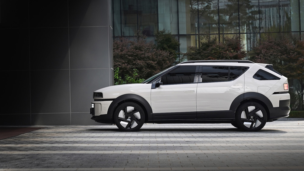 Schräge Nummer
Auto-Fans fühlen sich beim Blick auf die Heckpartie des neuen Nexo an den Pontiac Aztek erinnert, der zwischen 20221 und 2005 in USA angeboten wurde und mit seinem Design für Aufsehen sorgte.