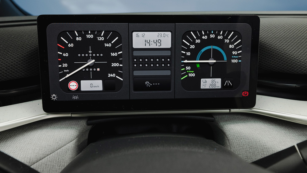 Zurück in die Zukunft
Auf Knopfdruck verwandeln sich die digitalen Instrumente hinter dem Lenkrad in eine „Retro-Anzeige“, die grafisch exakt die Uhren des VW Golf II aus den 80er Jahren zeigt. Tankuhr und Kühlertemperatur fehlen hier, dafür gibt es eine Ladestandsanzeige in 14 Punkten.