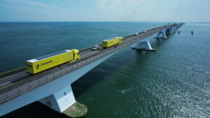Elektro-Lkw mit Solarzellen auf einer Brücke