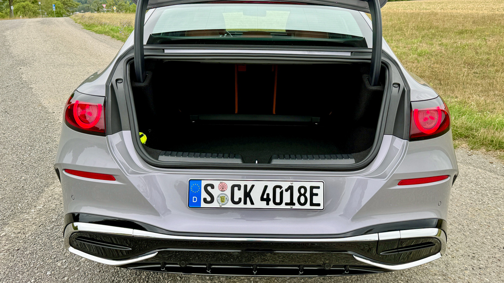 470 Liter sollten genügen 
Der Kofferraum der elektrischen C-Klasse fasst locker das Reisegepäck einer Familie. Vorne gibt es noch einen zusätzlichen Stauraum ("Frunk") mit 101 Litern Volumen. Eine Kombiversion plant Mercedes derzeit nicht - angeblich gibt es dafür keine Nachfrage. 