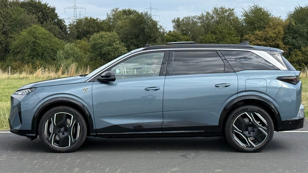 Länge läuft
4,79 Meter ist der Peugeot E-5008 lang, der Radabstand beträgt 2,90 Meter. Das sorgt für ein gutes Raumgefühl und Platzangebot. 